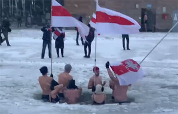 Белорусы Белостока залезли в ледяную воду в знак солидарности с теми, кто мерзнет на маршах