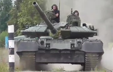 На военном полигоне в Беларуси испытывают модернизированный танк Т-72Б