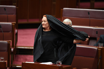 Ненавидящая мусульман сенатор пришла в австралийский парламент в парандже