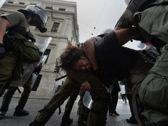 В Афинах задержали более двухсот участников акций протеста
