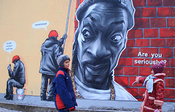В Витебске появилось граффити о том, как ЖКХ закрашивает граффити