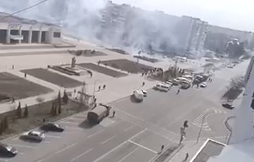 Оккупанты начали массированный обстрел во время мирного митинга в Энергодаре