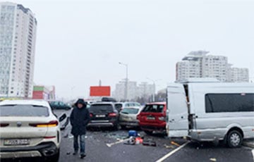 Шесть автомобилей столкнулись на парковке в Минске