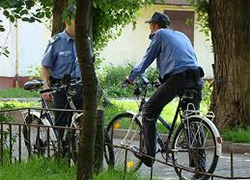 В Бресте милиционеры «воруют» непристегнутые велосипеды