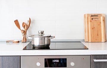 Как отмыть индукционную плиту до блеска за несколько минут