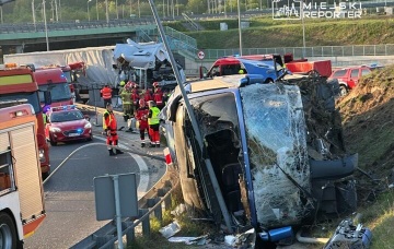 На трассе в Варшаве автобус с беларусами и украинцами перевернулся на бок и влетел в столб