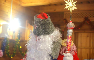 Видеофакт: Журналист «Белсата» переоделся в Деда Мороза, чтобы попасть к главе «Белэнерго»