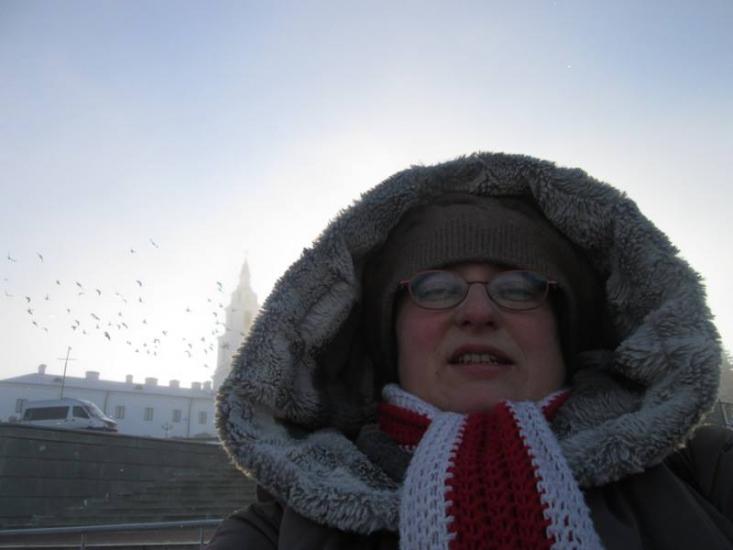 В Минске прихожанку не пустили в церковь из-за бело-красно-белого шарфа