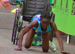 Кенийская бегунья завершила марафон на четвереньках