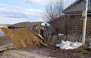 Жителей Тюменской области РФ заставили разобрать дамбу, которая не защищала дом сотрудника МЧС