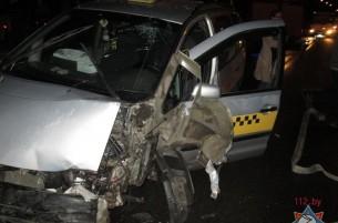 Автомобиль такси врезался в «Жигули» на встречной полосе