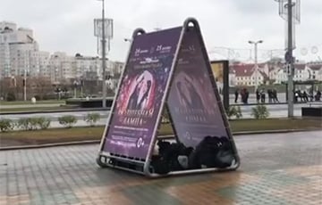 Мигранты в центре Минска превратили рекламу в палатку