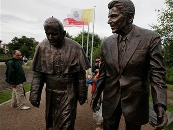 В Гданьске открыли памятник Иоанну Павлу II и Рональду Рейгану