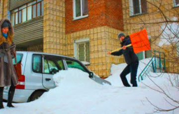 Жители Минска борются с сильным снегопадом