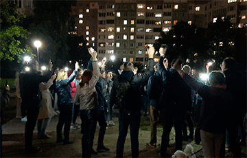 Жители Малиновки зажгли фонарики на вечерней акции