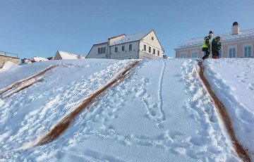 В центре Минска массово засыпают песком горки
