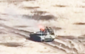 Башню московитского танка Т-80БВ от взрыва подбросило высоко вверх