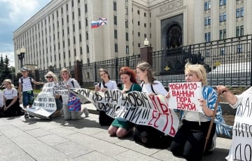 Московитки встали на колени в Москве из-за войны с Украиной
