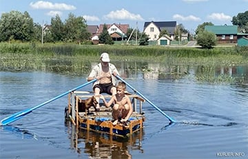 Житель Слуцка построил плот и вместе с внуками чистит реку