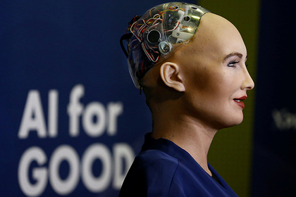 Пообещавшая уничтожить человечество робот София получила гражданство