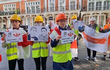 В Лондоне активисты диаспоры стучали касками в поддержку белорусских рабочих