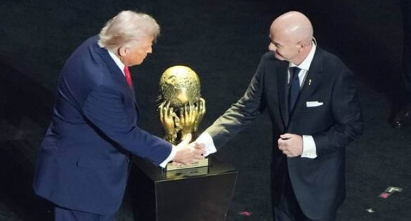 Трамп вручил Кубок мира испанцам на финале чемпионата 2026
