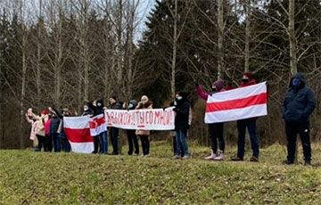 Цепь солидарности стоит в минском микрорайоне Сухарево