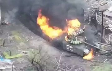 Антиджавелиновый мангал не спас московитский танк от удара ПТРК