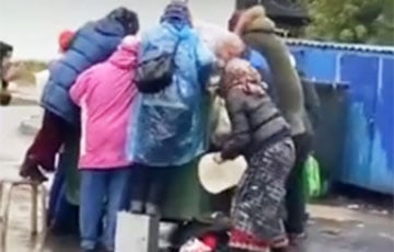Российские пенсионеры устроили давку у мусорного контейнера с просроченной едой