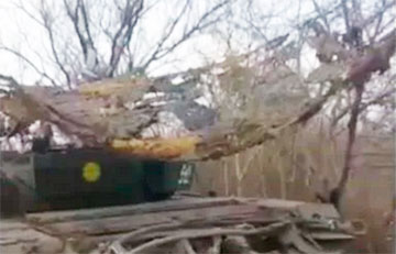 Видеофакт: Два дрона-камикадза РФ запутались в маскировочной сетке над танком ВСУ