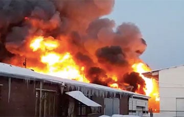 В Новосибирске произошел масштабный пожар на складе