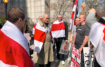 Зенон Позняк вышел с бело-красно-белым флагом к зданию ООН в знак протеста против сноса крестов в Куропатах
