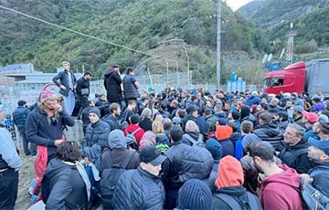 Очереди, давка и драки: новые кадры массового бегства московитов в Грузию