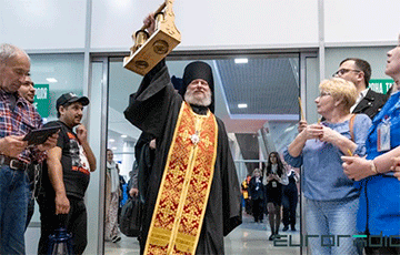 Как верующие встречали Благодатный огонь в Национальном аэропорту «Минск»