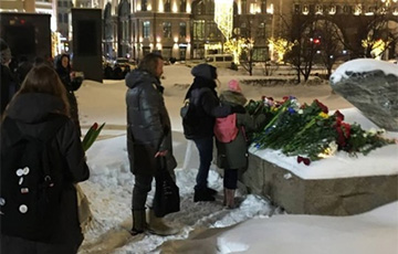 В Москве выстроилась очередь к Соловецкому камню для возложения цветов в память о Навальном