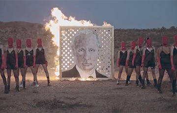 Беларуски сожгли трехметровый портрет Путина