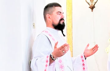 Католический священник приехал на фестиваль в Будслав в одежде с национальным орнаментом