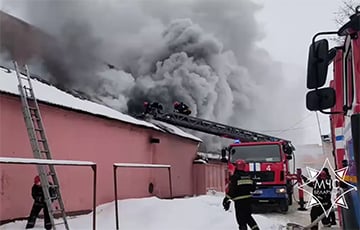 В Гомеле горит здание предприятия