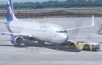 В аэропорту Казани буксир-толкач столкнулся с пассажирским самолетом