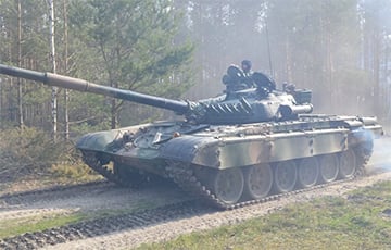 В Украину из Польши прибыла очередная партия модернизированных танков Т-72
