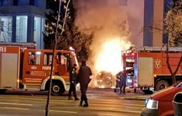 В Бухаресте машина врезалась в здание посольства РФ и загорелась