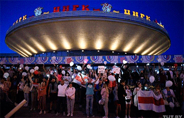 В Гомеле прямо сейчас тысячи мирных горожан собрались у цирка и скандируют «Уходи!»