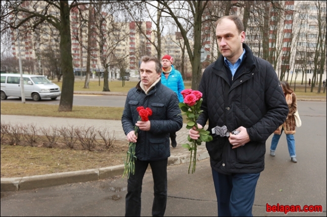 Охрана посольства РФ в Минске вызвала ОМОН против возлагавших цветы людей
