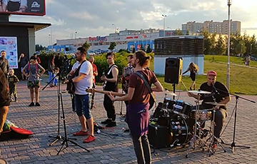 На минской Малиновке устроили импровизированный рок-концерт