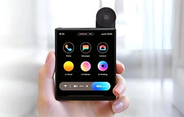 На рынке появился необычный квадратный смартфон с поворотной камерой