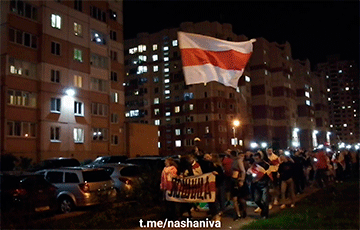 Жители Лошицы вышли с фонариками на вечернее шествие