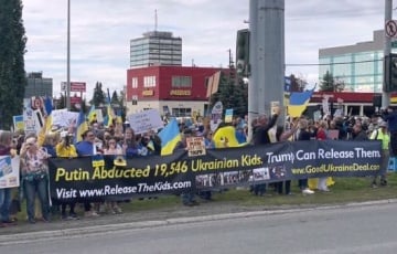 В Анкоридже на Аляске проходит большой митинг в поддержку Украины