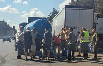 Для ожидающих выезда из Беларуси водителей фур на границе с Польшей организовали подвоз воды