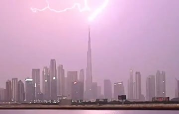 Молния ударила в самый большой небоскреб мира Бурдж-Халифа
