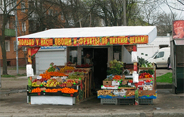 Владельцев уличных лотков с овощами и фруктами обязали установить терминалы и кассовые аппараты